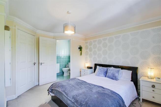 4 bed Detached for sale Image 9