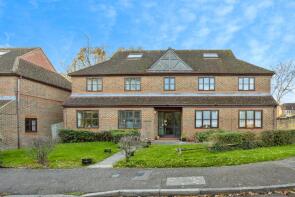 8, Foxes Close, Horsham RH13 9GD