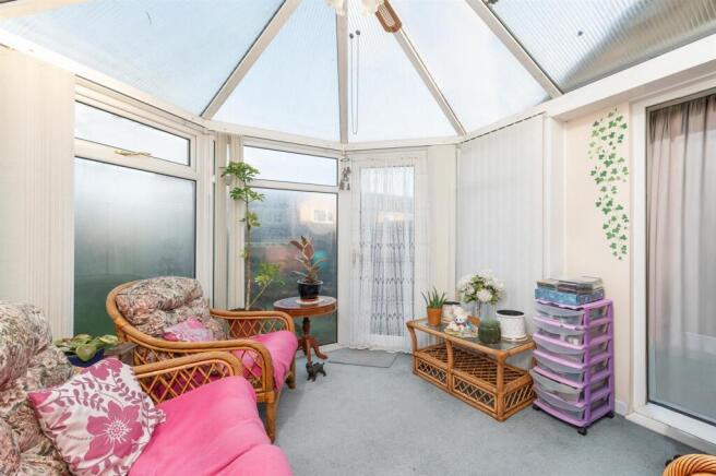 5 bed Semi-Detached for sale Image 9