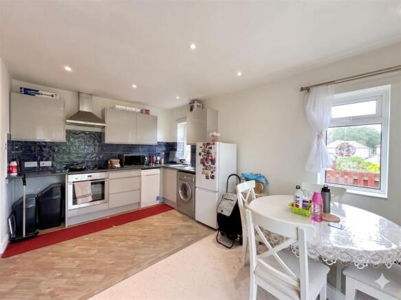 Kitchen 1.jpg