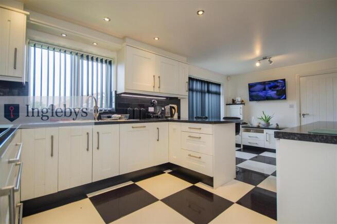 4 bed Detached for sale Image 6