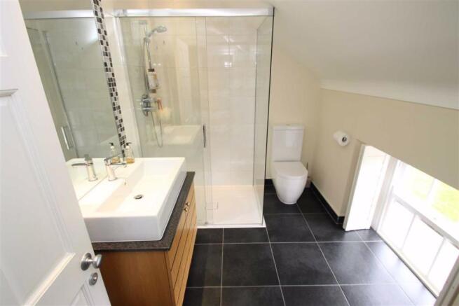 EN-SUITE SHOWER ROOM