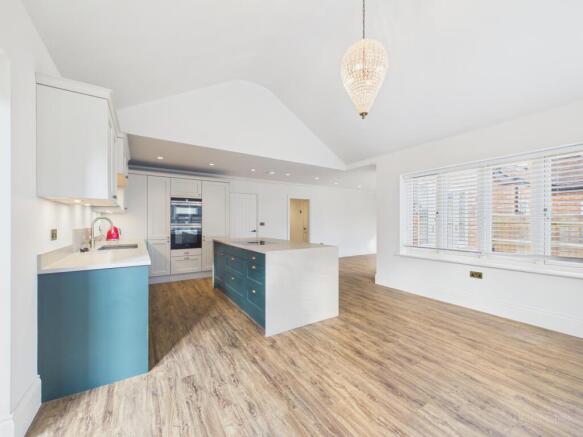 CAM02136G0-PR0525-STILL015