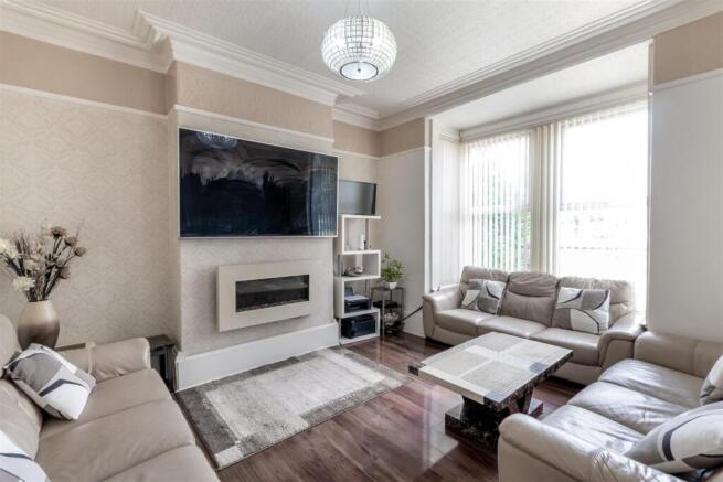 5 bed Detached for sale Image 4