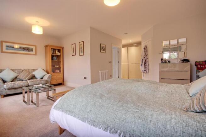 5 bed Detached for sale Image 12