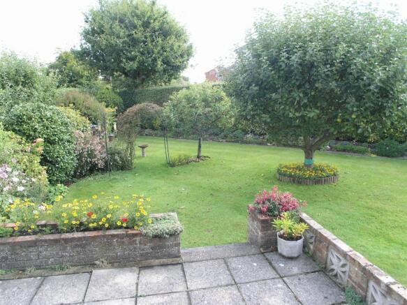 OUTSIDE - REAR GARDE