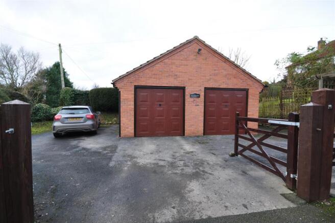 GARAGE & PARKING