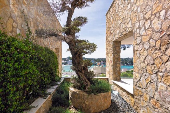 Natural stone wall