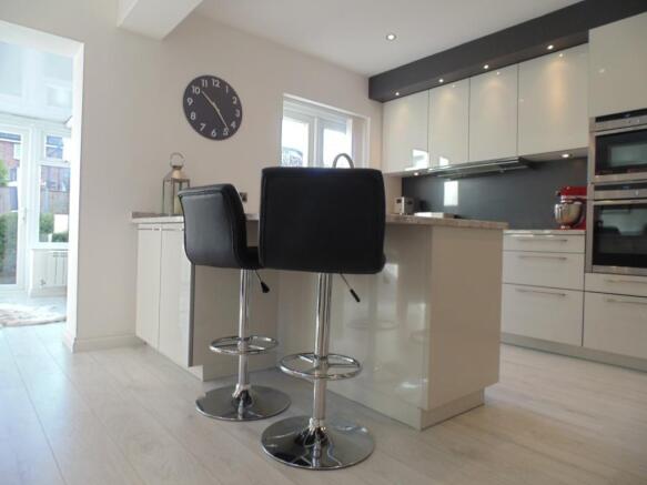 Superb Contemporary Styled Kitchen With Adjoining Dining Area