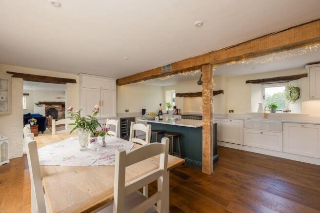 5 bed Detached for sale Image 8