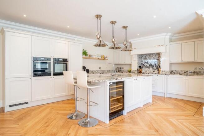 6 bed Detached for sale Image 9