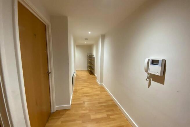 4 bed Apartment to rent Image 4