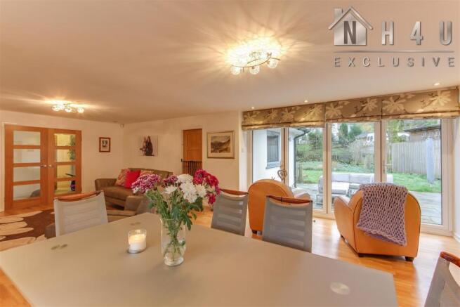 LOUNGE / DINING ROOM:
