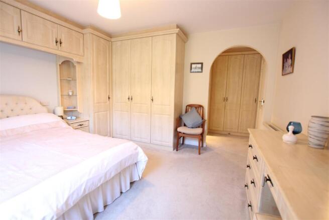 Bedroom 1 (2).JPG