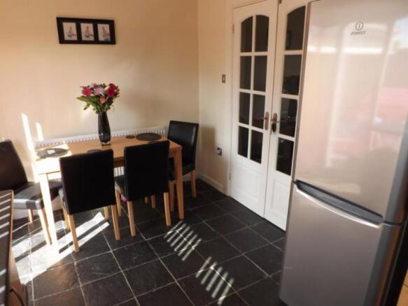 Kitchen/dining 2