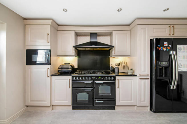 5 bed Detached for sale Image 9