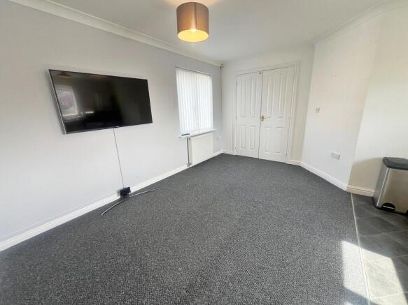 63 Upton Rocks Av...