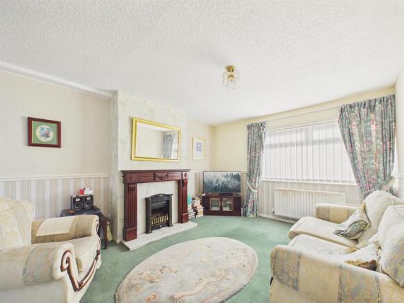 LOUNGE / DINING ROOM