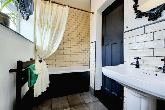 Bathroom_3.jpeg