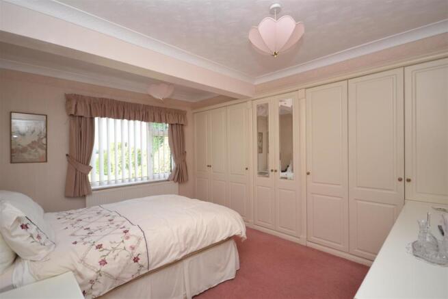 18elmwoodavenueBEDROOM1.JPG