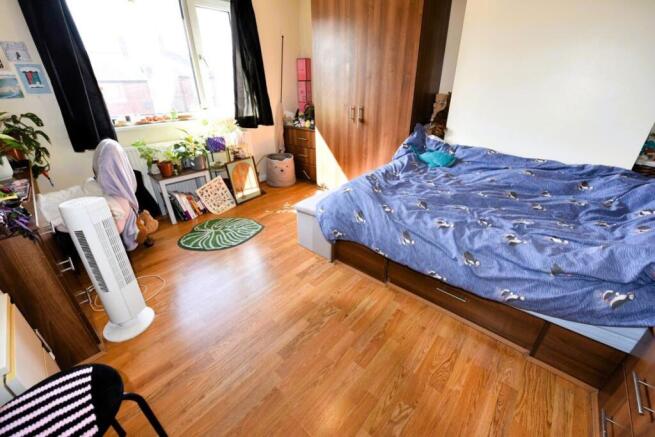 4 bed House to rent Image 8