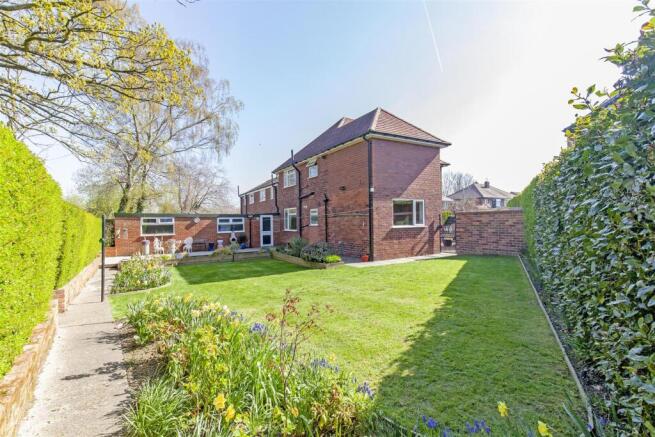 Sandringham Close, Calow, Chesterfield photo 2
