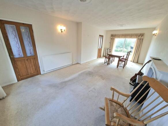 LIVING ROOM/DINING ROOM