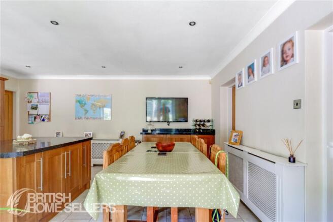 5 bed Bungalow for sale Image 5