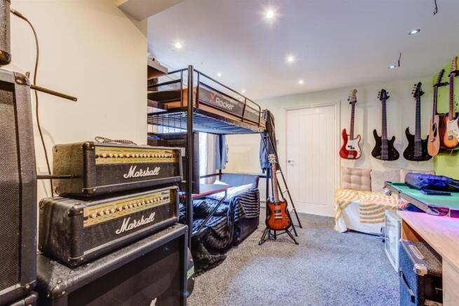 5 bed Semi-Detached for sale Image 11