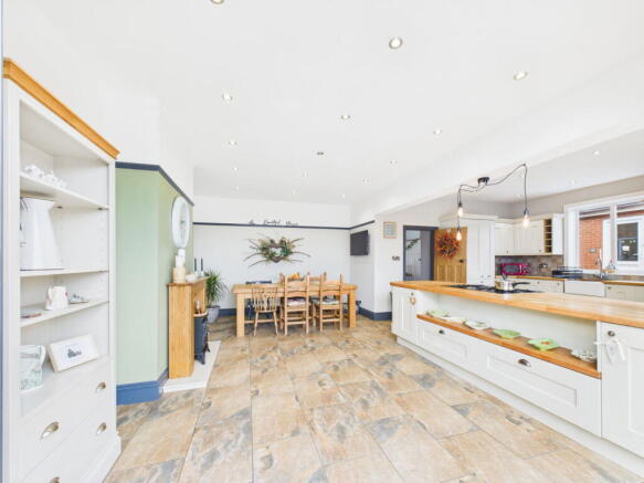 4 bed Semi-Detached for sale Image 9