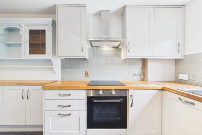 Oak coloured worktops and light shaker style styli