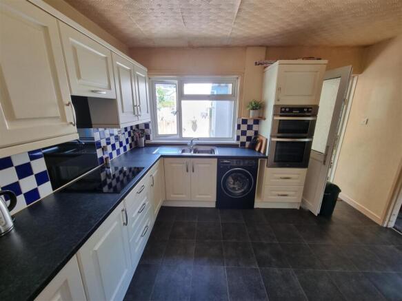 Kitchen 1.jpg
