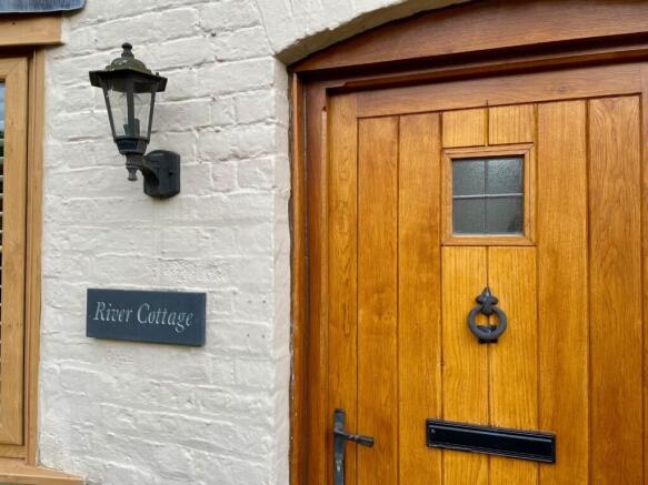 THE ACCOMMODATION COMPRISES: