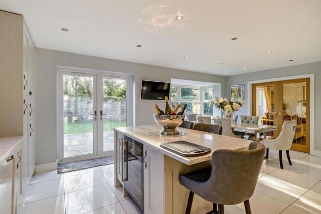 5 bed Detached for sale Image 7