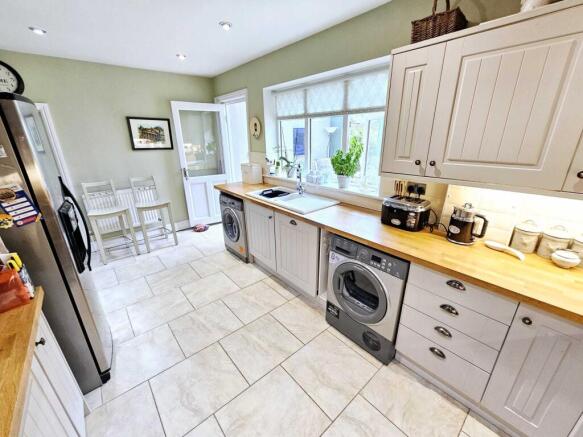 4 bed Semi-Detached for sale Image 6