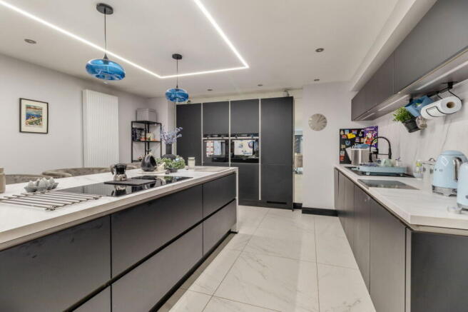 4 bed Detached for sale Image 11
