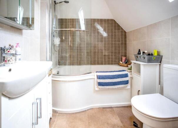 Master Bedroom En-suite.jpg