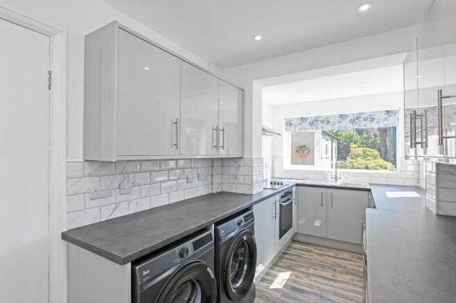 5 bed Detached to rent Image 6