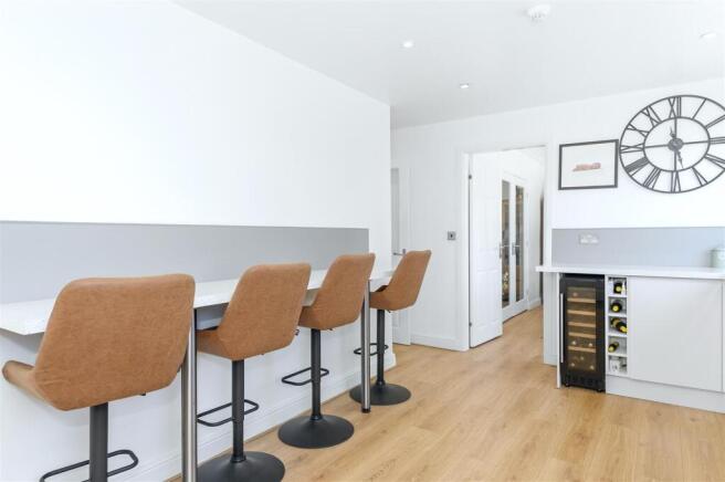 5 bed Detached for sale Image 8