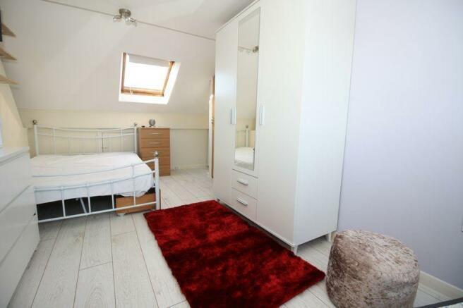 4 bed House to rent Image 6