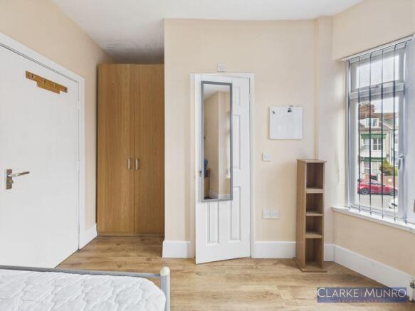 6 bed Town House to rent Image 6