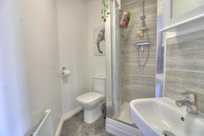 EN-SUITE SHOWER ROOM