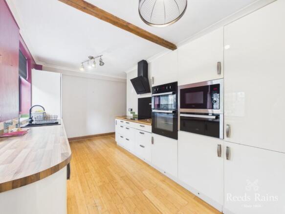 4 bed Semi-Detached for sale Image 8