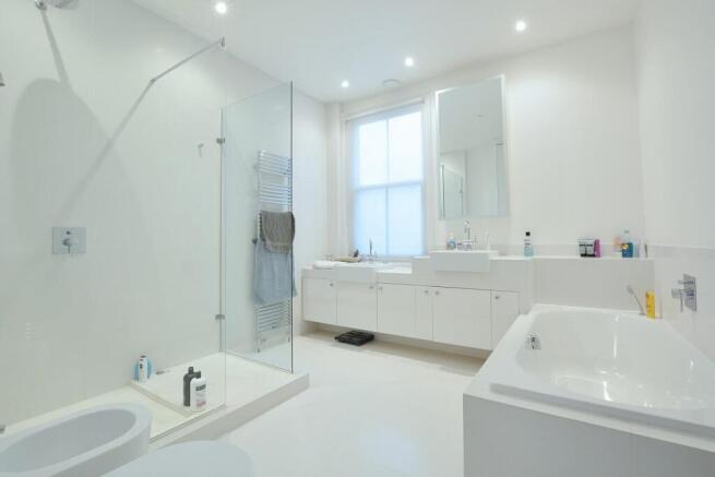 Master Bedroom En-Suite Bathroom