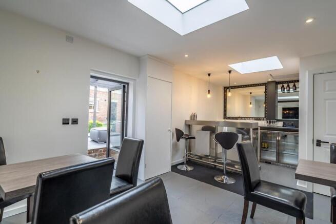 6 bed Detached to rent Image 6