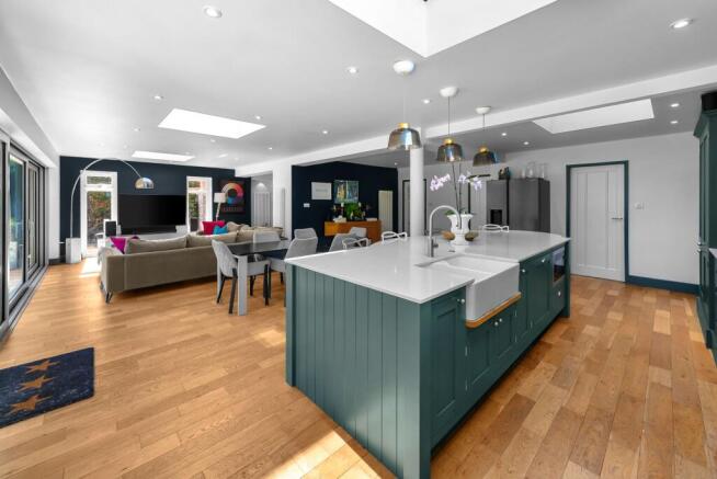 4 bed Detached for sale Image 7