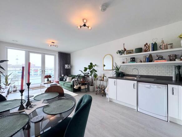 Open plan lounge/kitchen/dining area