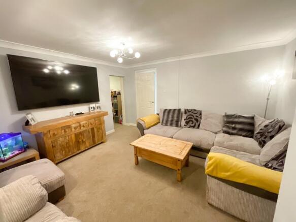 SNUG/FAMILY ROOM