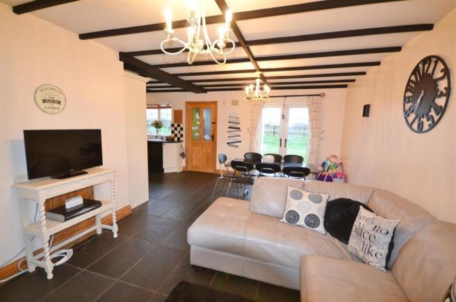 OPEN PLAN KITCHEN DINER/SITTING AREA
