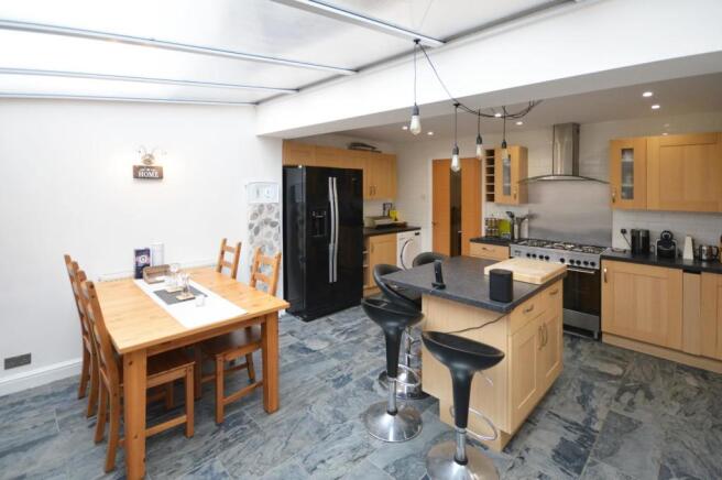 OPEN PLAN KITCHEN/DINING ROOM